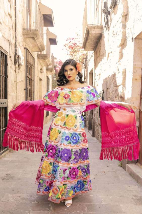 Traditional Mexican Dress - woman mexico traditional clothing