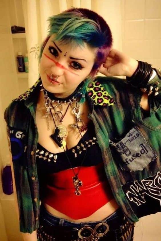 2000s Punk Fashion - girl 2000s punk fashion