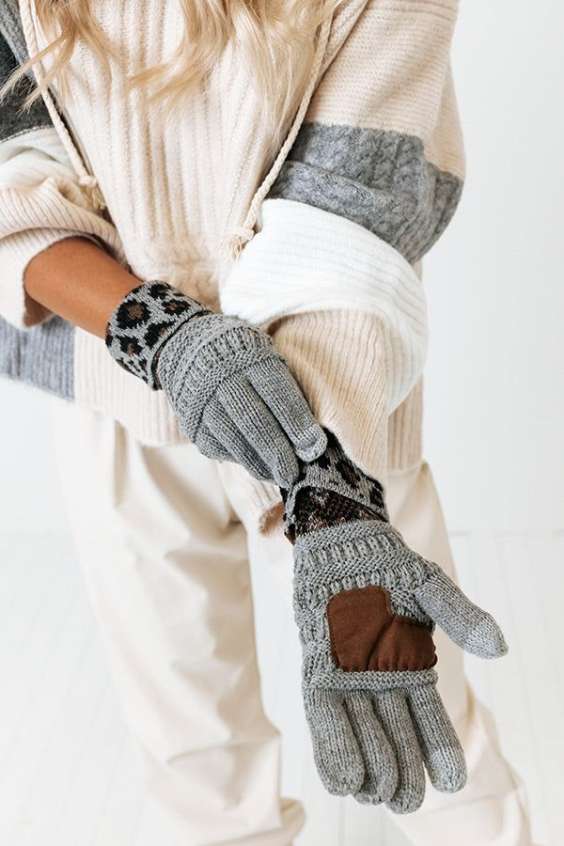 Beautiful Warmth Tech Gloves In Grey